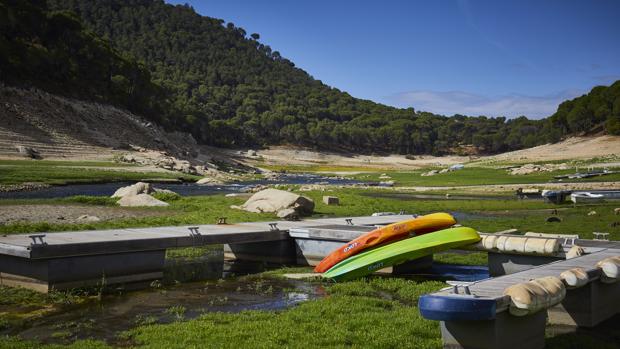 Cola del pantano de San Juan casi sin agua por culpa de la sequía